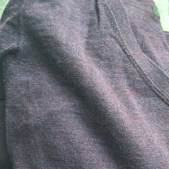 Banana Republic V neck Merino Wool Sweater. Wine colored. Size Small - Picture 8 of 8